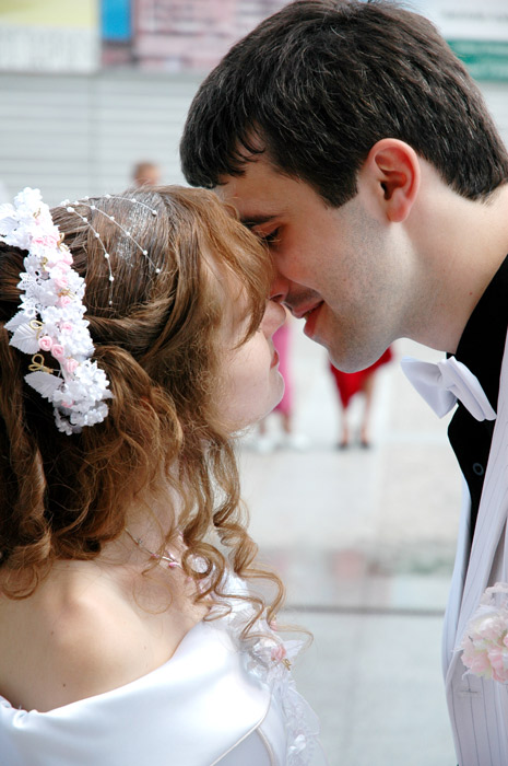 Свадьба, прогулка, поцелуй, белый, костюм